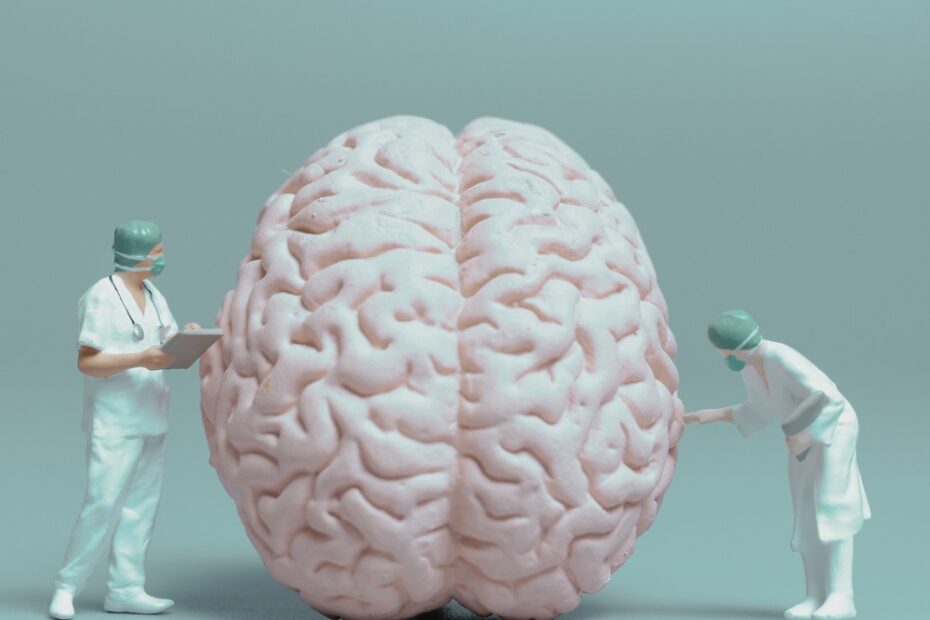 Jak zadbać o młodość swojego mózgu? Proces starzenia się wpływa nie tylko na nasz wygląd zewnętrzny, ale także na funkcjonowanie mózgu, powodując zmiany w pamięci, koncentracji i zdolnościach poznawczych. Jednak istnieją skuteczne sposoby, aby spowolnić te procesy i wspierać zdrowie umysłowe na długie lata. Odkryj, jak zdrowe nawyki, ćwiczenia umysłowe i odpowiednia dieta mogą pomóc Ci utrzymać mózg w świetnej formie, niezależnie od wieku.