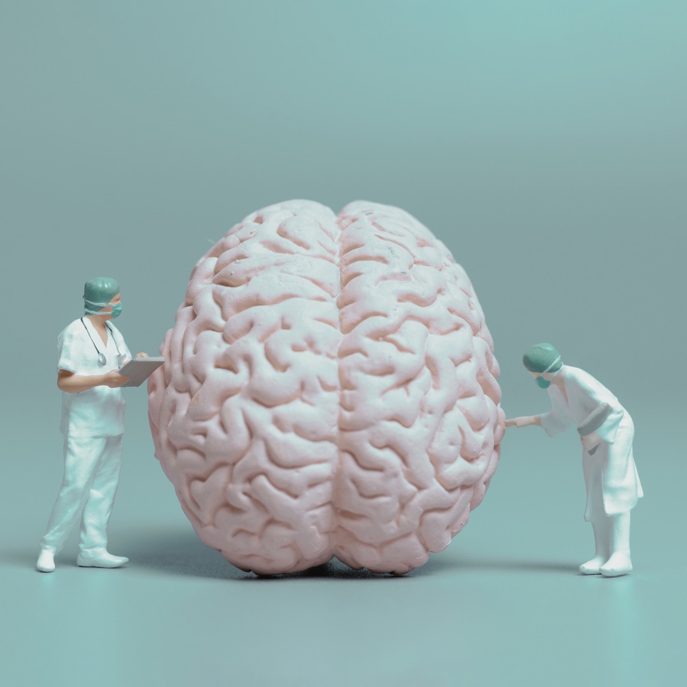 Jak zadbać o młodość swojego mózgu? Proces starzenia się wpływa nie tylko na nasz wygląd zewnętrzny, ale także na funkcjonowanie mózgu, powodując zmiany w pamięci, koncentracji i zdolnościach poznawczych. Jednak istnieją skuteczne sposoby, aby spowolnić te procesy i wspierać zdrowie umysłowe na długie lata. Odkryj, jak zdrowe nawyki, ćwiczenia umysłowe i odpowiednia dieta mogą pomóc Ci utrzymać mózg w świetnej formie, niezależnie od wieku.