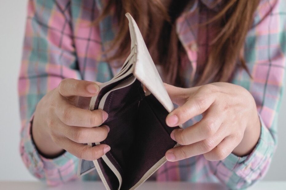 Jak walczyć z przemocą ekonomiczną, która upokarza?