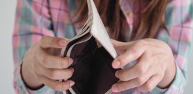 Jak walczyć z przemocą ekonomiczną, która upokarza?